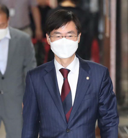 지난해 7월 국회에서 중진의원 모임에 참석하는 조경태 국민의힘 의원. 국회사진기자단