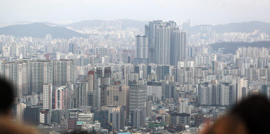 지난 29일 서울 남산에서 바라본 서울 시내 아파트. 뉴시스