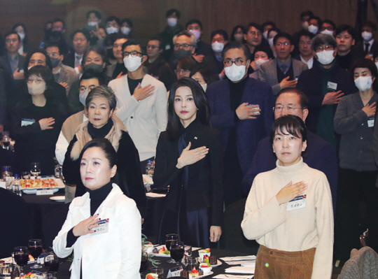김건희 여사가 31일 오후 경기 성남 분당구 코리아디자인센터에서 열린 디자인계 신년 인사회에서 국기에 경례하고 있다. 연합뉴스