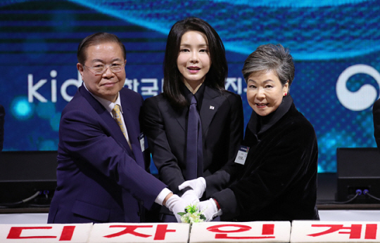김건희 여사가 31일 오후 경기 성남 분당구 코리아디자인센터에서 열린 디자인계 신년 인사회에서 참석자들과 떡 케이크를 자르고 있다. 연합뉴스