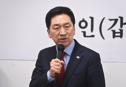 국민의힘 당권주자인 김기현 의원이 30일 오후 경기도 용인시 처인구에서 열린 용인갑 당원간담회에서 발언하고 있다.뉴시스