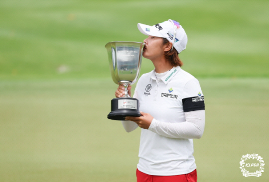 지난해 12월 싱가포르에서 열린 KLPGA투어 하나금융그룹 싱가포르 여자오픈에서 우승한 박지영. KLPGA 제공