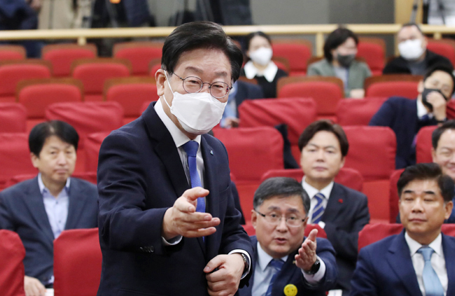 이재명 더불어민주당 대표가 31일 오전 서울 영등포구 국회 의원회관에서 열린 부실·미분양주택 매입 임대 전환 긴급 토론회에서 축사하기 위해 일어서고 있다. 뉴시스