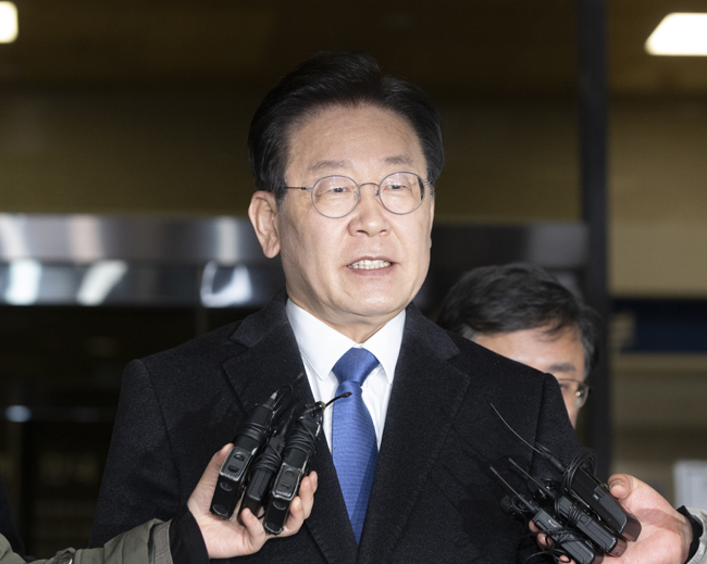 이재명 더불어민주당 대표가 지난 28일 서울 서초구 서울중앙지검에서 조사를 받고 청사를 나오며 질문에 답하고 있다. 뉴시스