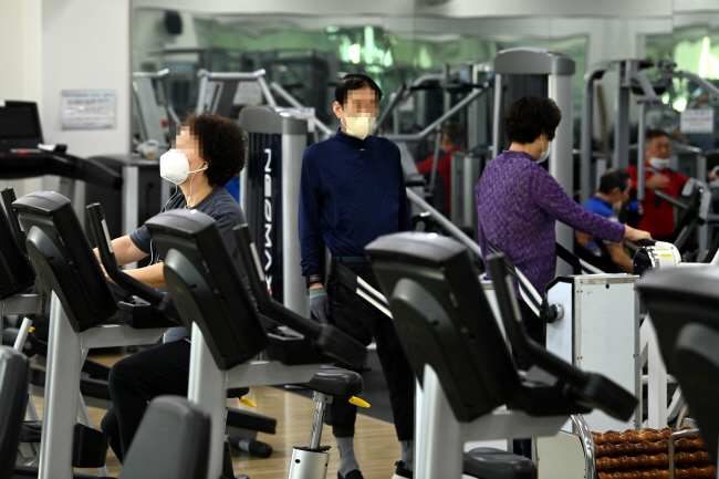대중교통, 병원 등 일부 시설을 제외하고 마스크 착용 의무가 사라진 30일 서울 마포구 마포구민체육센터에서 시민들이 마스크를 쓴 채 운동을 하고 있다. 마스크 착용은 원칙적으로 자율이 됐지만, 코로나19 감염 등을 우려해 아직은 마스크를 벗지 않는 시민이 많은 모습이다.  문호남 기자