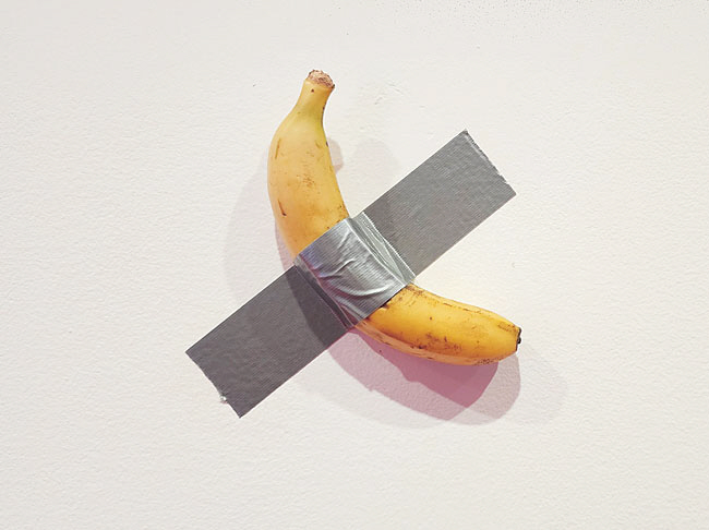 2019년 마이애미 아트페어에서 1억4000만 원에 팔려 화제가 된 작품 ‘코미디언’.