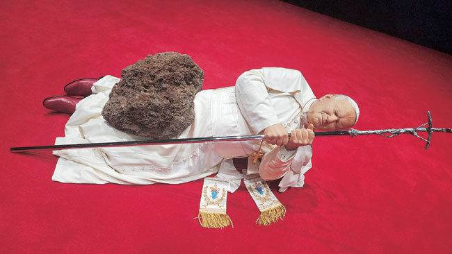 교황이 운석을 맞고 쓰러진 모습을 형상화한 ‘아홉번째 시간’.