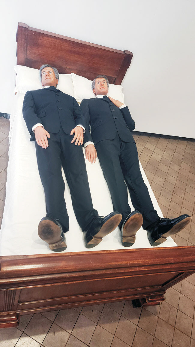 2010년 작 ‘우리(WE)’. 이 작품 제목이 이번 리움미술관 전시 타이틀이기도 하다. 두 남성이 나란히 누워 있는 모습인데, 자세히 보면 작가 자신의 모습을 쌍둥이로 만들어놨다.