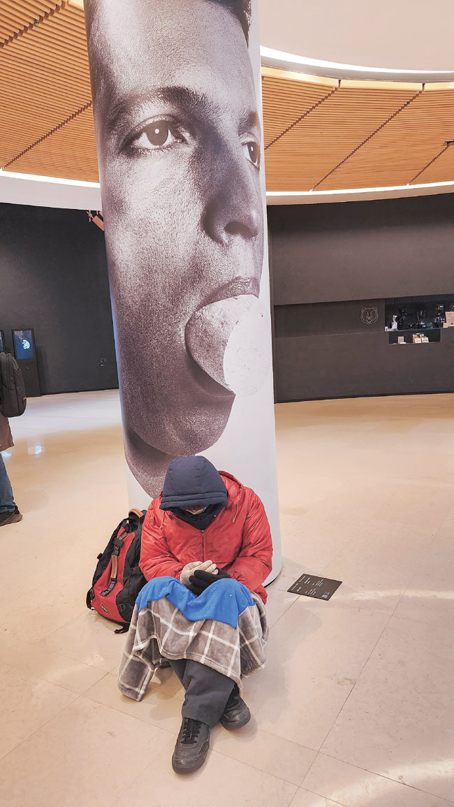 미술관 로비에 있는 작품 ‘동훈과 준호’는 노숙자 모습을 하고 있다.