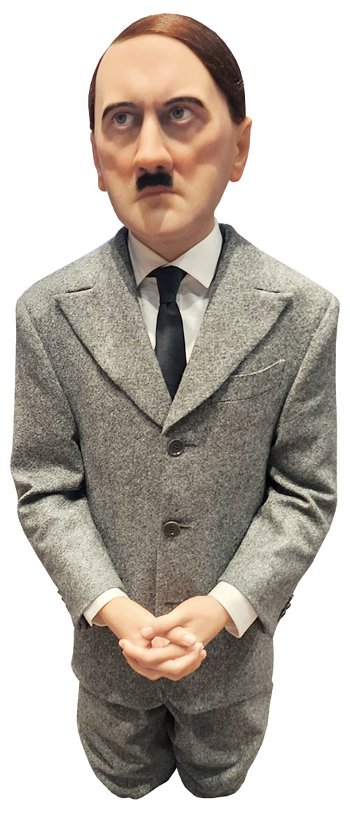 작품 ‘그’는 유대인을 학살한 히틀러가 무릎을 꿇고 두 손을 모은 모습이다.