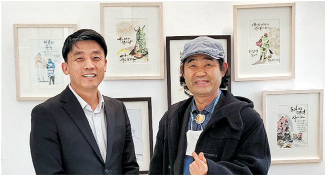 지난 1월 20∼30일 서울 북촌 전시실에서 열린 ‘일상에서 만난 사람들’ 전시회에서 만난 이두수(왼쪽) 작가와 필자.  필자 제공