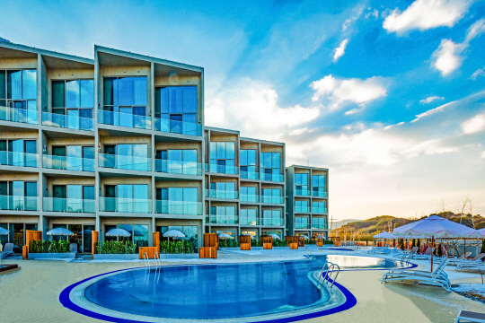 조선호텔앤리조트가 강원도 양양 인구해변에 세운 브랜드 호텔 ‘코랄로 바이 조선’ 전경. 조선호텔앤리조트 제공