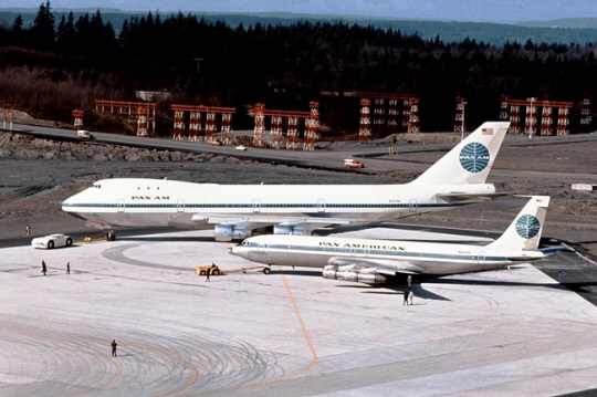 미국 항공사 팬암의 대형 여객기 개발 요청에 따라 보잉사가 개발한 B-747 항공기(사진 위). 보잉사 페이스북 캡처