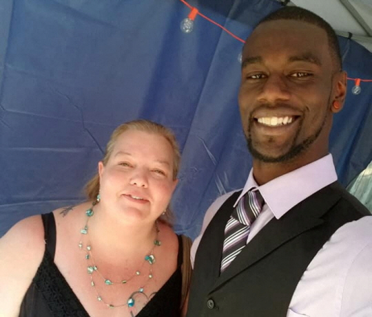 지난 1월 7일(현지시간) 교통단속 과정에서 경찰의 집단 폭행을 당한 뒤 사흘 후 사망한 타이어 니컬스(오른쪽)의 생전 모습. 로이터·연합뉴스