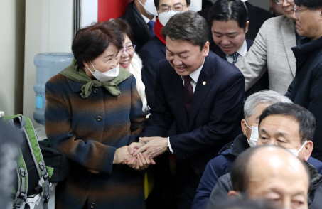 국민의힘 당권주자인 안철수 의원이 지난달 31일 오후 서울 중랑구 국민의힘 중랑갑 당협 사무실에서 열린 중랑구갑 당협 당원 간담회에 참석하고 있다. 뉴시스