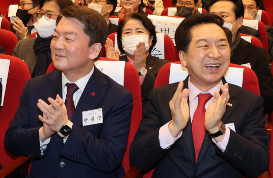 안철수·김기현(앞줄 왼쪽부터) 국민의힘 의원이 지난달 15일 국회에서 열린 국민의힘 서울 양천갑 당원대회에 참석해 박수를 치고 있다. 연합뉴스