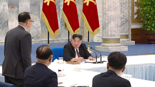 지난해 12월 31일 노동당 중앙위원회 제8기 제12차 정치국 회의를 주재 중인 김정은 국무위원장이 보고를 듣고 있다. 조선중앙TV 캡쳐 연합뉴스