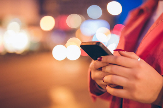 휴대전화를 사용 중인 여성 이미지. 본문과 직접 관계 없음. 게티이미지뱅크