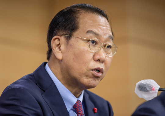 새해 업무보고를 마친 권영세 통일부 장관이 지난달 27일 오후 서울 종로구 정부서울청사에서 열린 통일부,행안부,국가보훈처, 인사혁신처 합동브리핑에서 2023년 통일부 중점 과제에 대해 설명하고 있다. 연합뉴스