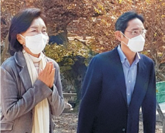 홍라희(왼쪽) 전 리움미술관장과 이재용 삼성전자 회장. 연합뉴스