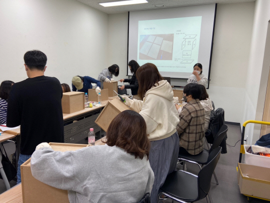 마포구가족지원센터에서 마련한 1인가구를 위한 셀프 집수리 강의를 수강하고 마포구 1인가구 주민들. 마포구청 제공