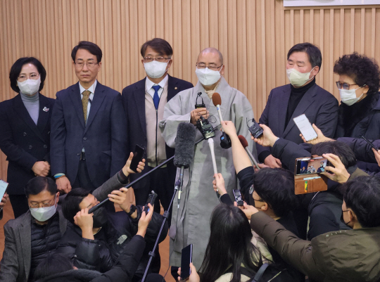 서산 부석사 관계자들이 1일 오후 대전 서구 둔산동 대전고등법원 1층에서 ‘불상 소유권’ 항소심 관련 심경과 향후 계획 등을 밝히고 있다. 연합뉴스