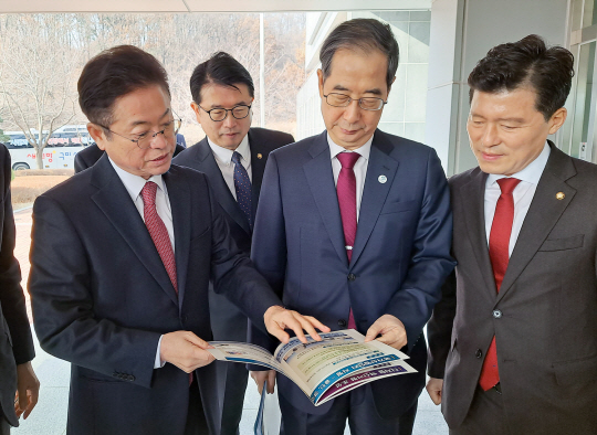 이철우(왼쪽) 경북지사가 1일 구미 금오공대에서 열린 제1차 인재양성전략회의에서 한덕수(가운데) 국무총리에게 지역 현안을 건의하고 있다.