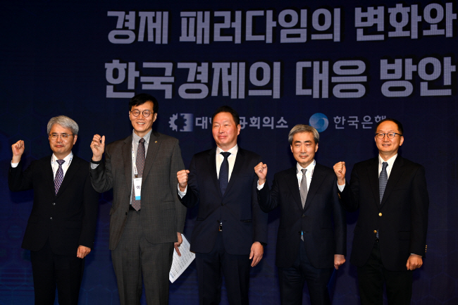 이창용 한국은행 총재와 최태원 대한상공회의소 회장이 1일 서울 중구 대한상의 국제회의실에서 ‘경제 패러다임의 변화와 한국경제의 대응 방안’을 주제로 열린 제1회 한은·대한상의 공동 세미나에 참석해 기념촬영을 하고 있다. 왼쪽부터 윤희성 한국수출입은행장, 이 총재, 최 회장, 신현송 국제결제은행(BIS) 경제보좌관 겸 조사국장, 장용성 서울대 경제학부 교수.  문호남 기자