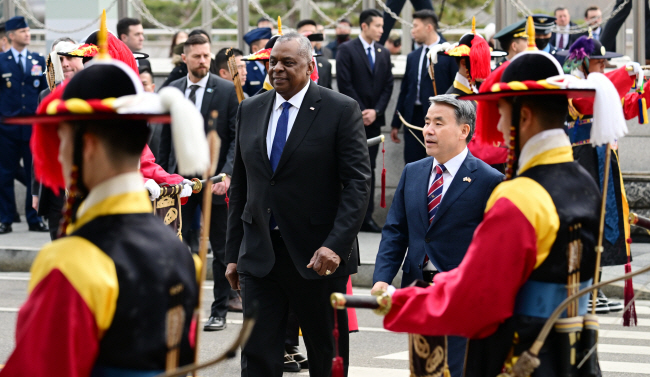 이종섭 국방부 장관과 로이드 오스틴 미국 국방부 장관이 1월 31일 서울 용산구 국방부 청사에서 한·미 국방장관 회담을 갖기에 앞서 의장대 사열을 하고 있다.  사진공동취재단