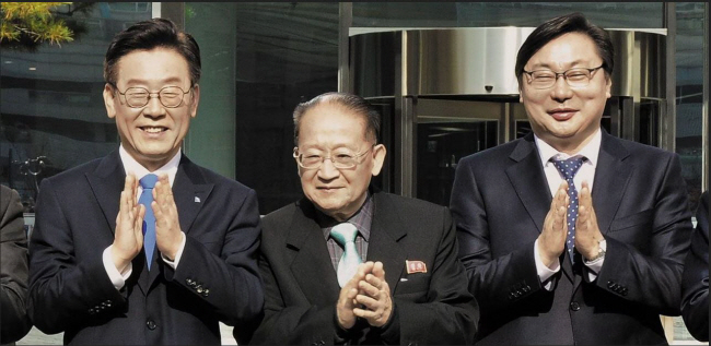 지난 2018년 11월 경기에서 열린 ‘제1회 아시아-태평양의 평화·번영을 위한 국제 대회’에서 당시 이재명(왼쪽부터) 경기지사, 리종혁 북한 조선아태위 부위원장, 이화영 경기도 평화부지사가 기념 촬영을 하고 있다.  연합뉴스