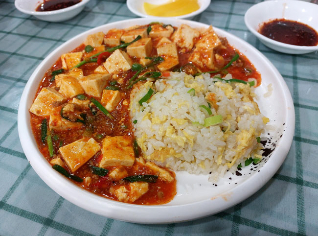 마파두부소스를 얹은 안동장의 마파두부밥. 입안이 얼얼한 향신료에다 청양고추를 썰어 넣고 파 기름으로 볶아 진한 맛을 낸다.