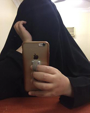 한 사우디 여성이 니캅을 뒤집어 쓰고 셀카를 찍는 모습. CNN 캡처