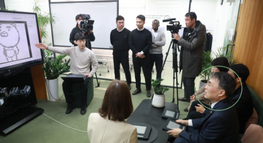 이종욱(원 안) 조달청장이 2일 혁신기업 ‘닷’을 방문해 기업 현황에 대한 설명을 듣고 있다.  조달청 제공