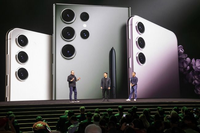 노태문(사진 가운데) 삼성전자 모바일경험(MX) 사업부장(사장)과 크리스티아노 아몬(〃 왼쪽) 퀄컴 CEO, 히로시 록하이머 구글 수석부사장이 1일(현지시간) 미국 샌프란시스코 머소닉 오디토리움에서 열린 ‘갤럭시 언팩 2023’에서 ‘확장현실(XR)’ 분야에서의 3사 협업 계획을 발표하고 있다.   삼성전자 제공