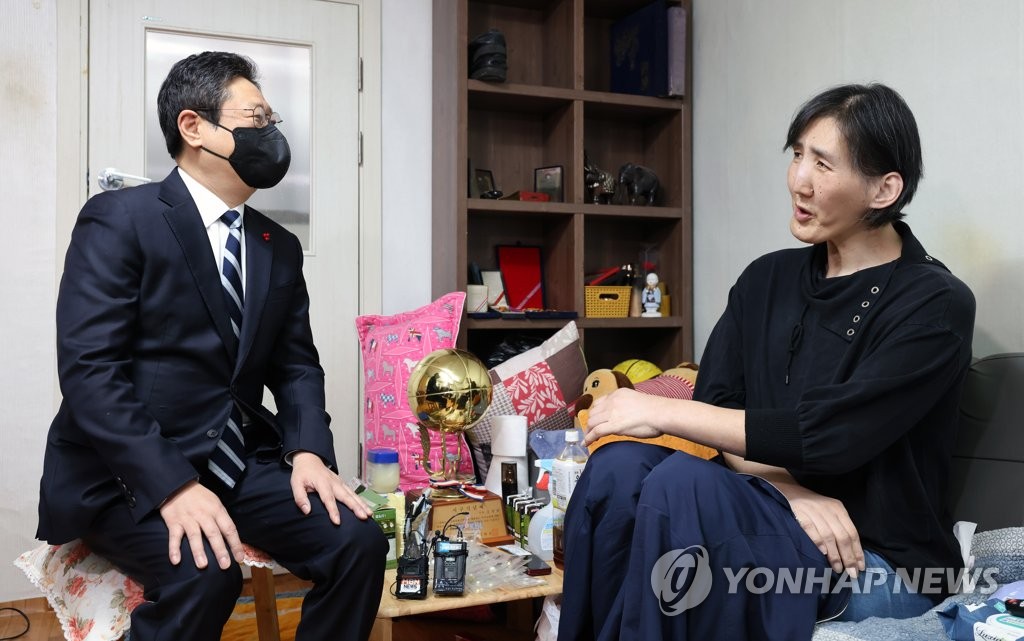 2021년 12월 당시 문화체육관광부 황희 장관과 이야기를 나누는 김영희 씨(오른쪽).[문화체육관광부 제공. 재판매 및 DB 금지]