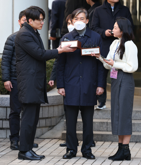 자녀 입시 비리와 감찰 무마 혐의로 기소된 조국 전 법무부 장관이 3일 오후 서울 서초구 서울중앙지법에서 열린 1심 선고공판에서 징역 2년을 선고받은 뒤 취재진 질문에 답하고 있다. 연합뉴스