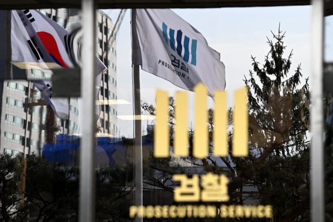 3일 오전 이재명 더불어민주당 대표의 대장동·위례신도시 특혜 개발 연루 의혹 사건을 수사 중인 서울 서초구 서울중앙지검 1층 청사 유리창 너머로 검찰 깃발이 펄럭이고 있다. 문호남 기자