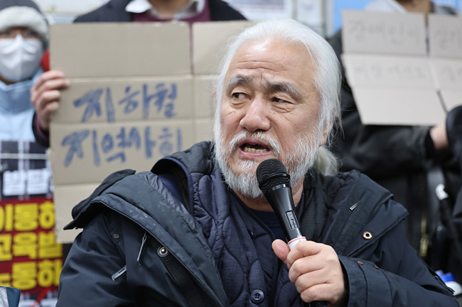 박경석 전국장애인차별철폐연대(전장연) 상임공동대표가 3일 오전 서울 지하철 혜화역에서 선전전을 이어가고 있다. 연합뉴스