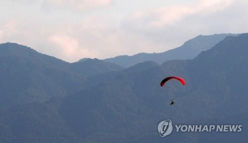 산바람을 헤치며 즐기는 페러글라이딩. 연합뉴스
