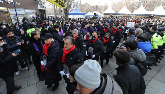 이태원참사 유가족협의회와 시민대책회의 등 참석자들이 4일 서울 용산구 녹사평역 인근에 마련된 이태원참사 희생자 합동분향소에서 광화문 광장을 향해 ‘100일 추모행진’을 하고 있다. 뉴시스