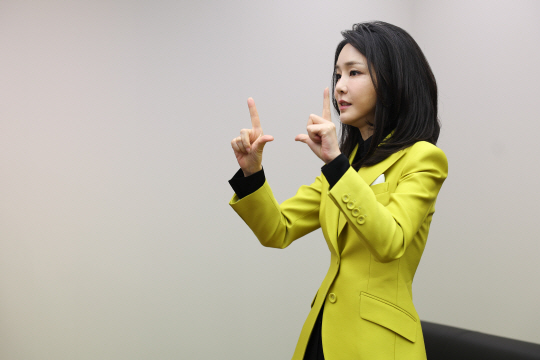 김건희 여사가 3일 서울 용산구 백범 김구기념관에서 열린 제3회 한국수어의 날 기념식 입장에 앞서 축하 메시지를 수어로 연습하고 있다. 연합뉴스