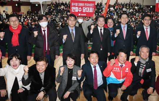 국민의힘 전당대회 당 대표 선거에 출마한 황교안·조경태·윤상현·안철수·김기현(뒷줄 왼쪽부터) 후보가 5일 오후 서울 동대문구청 대강당에서 열린 국민의힘 동대문구 갑을 합동 당원대회에서 기념촬영을 하고 있다. 연합뉴스