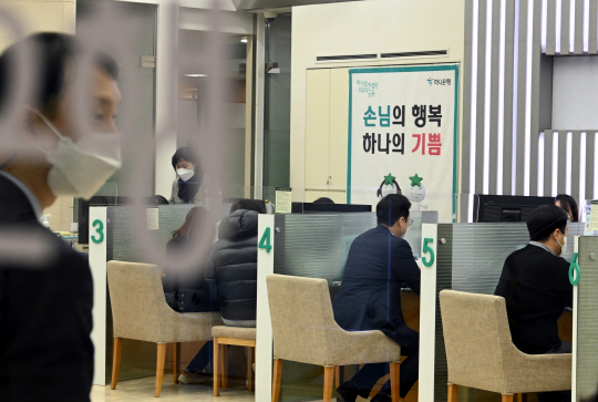 은행 영업시간 정상화 첫 날인 지난달 30일 오전 서울 시내 한 은행에서 고객들이 상담을 받고 있다. 박윤슬 기자