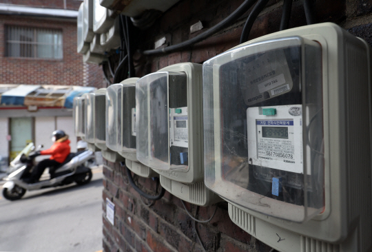 서울 시내 한 건물에 전기 계량기가 나란히 설치돼 있다. 연합뉴스