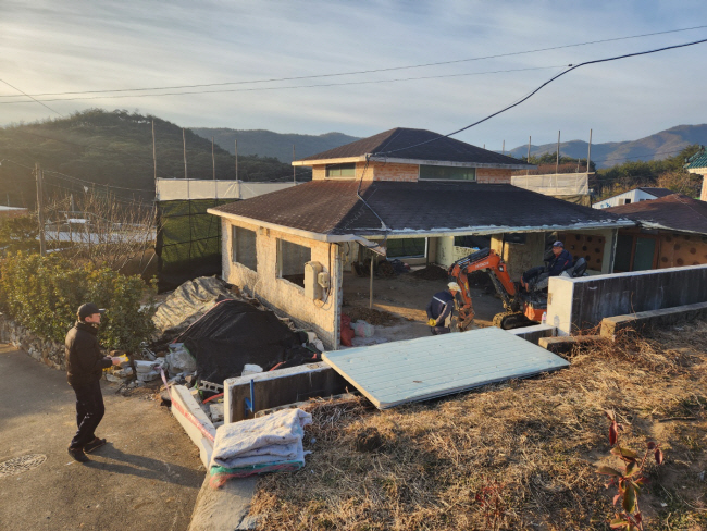 6일 오전 문재인 전 대통령이 책방을 열기 위해 사저 인근에 매입한 경남 양산시 하북면 평산마을 내 주택에서 인부들이 리모델링 공사를 하고 있다.
