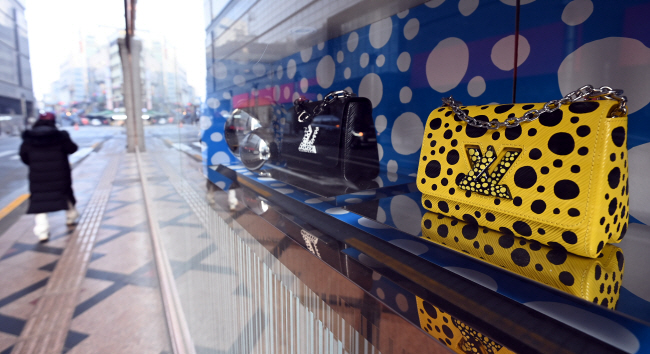 6일 오전 서울 중구 신세계백화점 본점 외벽 쇼윈도에 명품 브랜드 가방들이 진열돼 있다.  박윤슬 기자