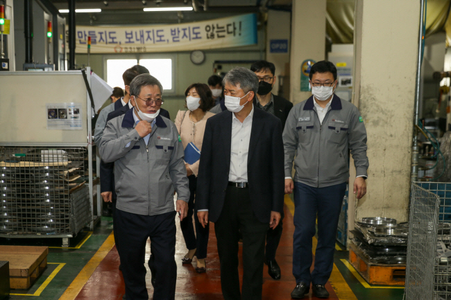 이인호(앞줄 오른쪽) 사장이 공장을 둘러 보며 수출 중소기업의 고충을 듣고 있는 모습.