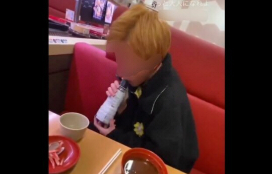 공용 간장통을 핥으며 ‘위생 테러’중인 남성. SNS 캡처