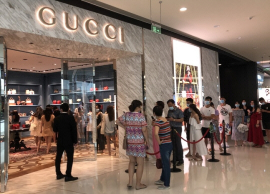 지난 2020년 6월 13일 중국 하이난성의 시내 면세점인 ‘싼야국제면세성’(cdf몰)에 있는 구찌 매장 입구에서 고객들이 줄을 서 입장하기를 기다리고 있다. 연합뉴스