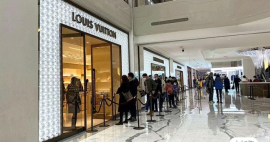 지난 4일 밤 9시 중국 베이징 SKP 쇼핑몰의 루이뷔통 매장 앞에서 입장을 위해 기다리는 사람들. 홍콩 명보 캡쳐